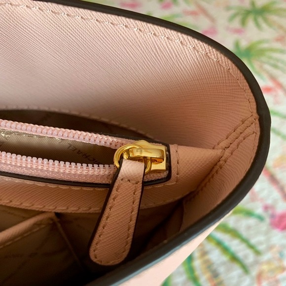 NWT⭐️Price Drop⭐️Michael Kors Medium Walsh Multifunctional Tote in Powder Blush - Picture 8 of 16